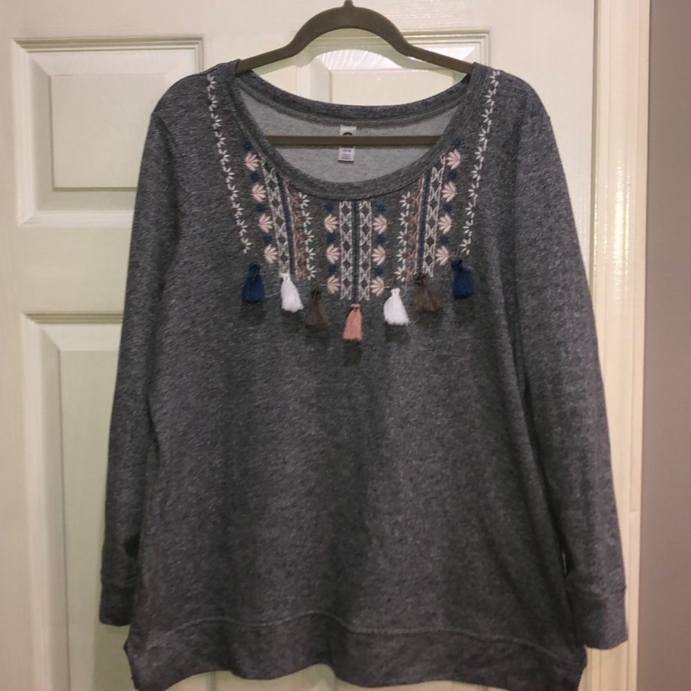 Avenue gray southwestern tassel top size 14/16